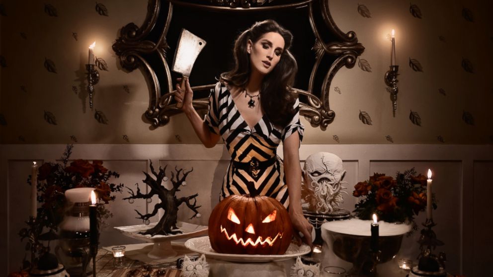 PHOTO: Trick or Treat! Artist makes lifelike spooky Halloween-themed pies and cakes.