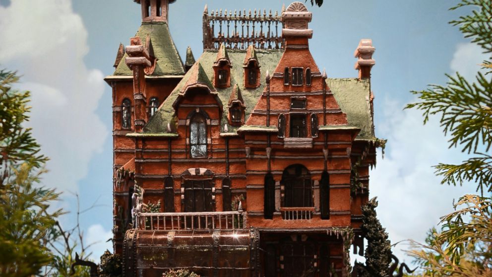 PHOTO: Artist Makes Lifelike Haunted Gingerbread House Inspired by Tim Burton