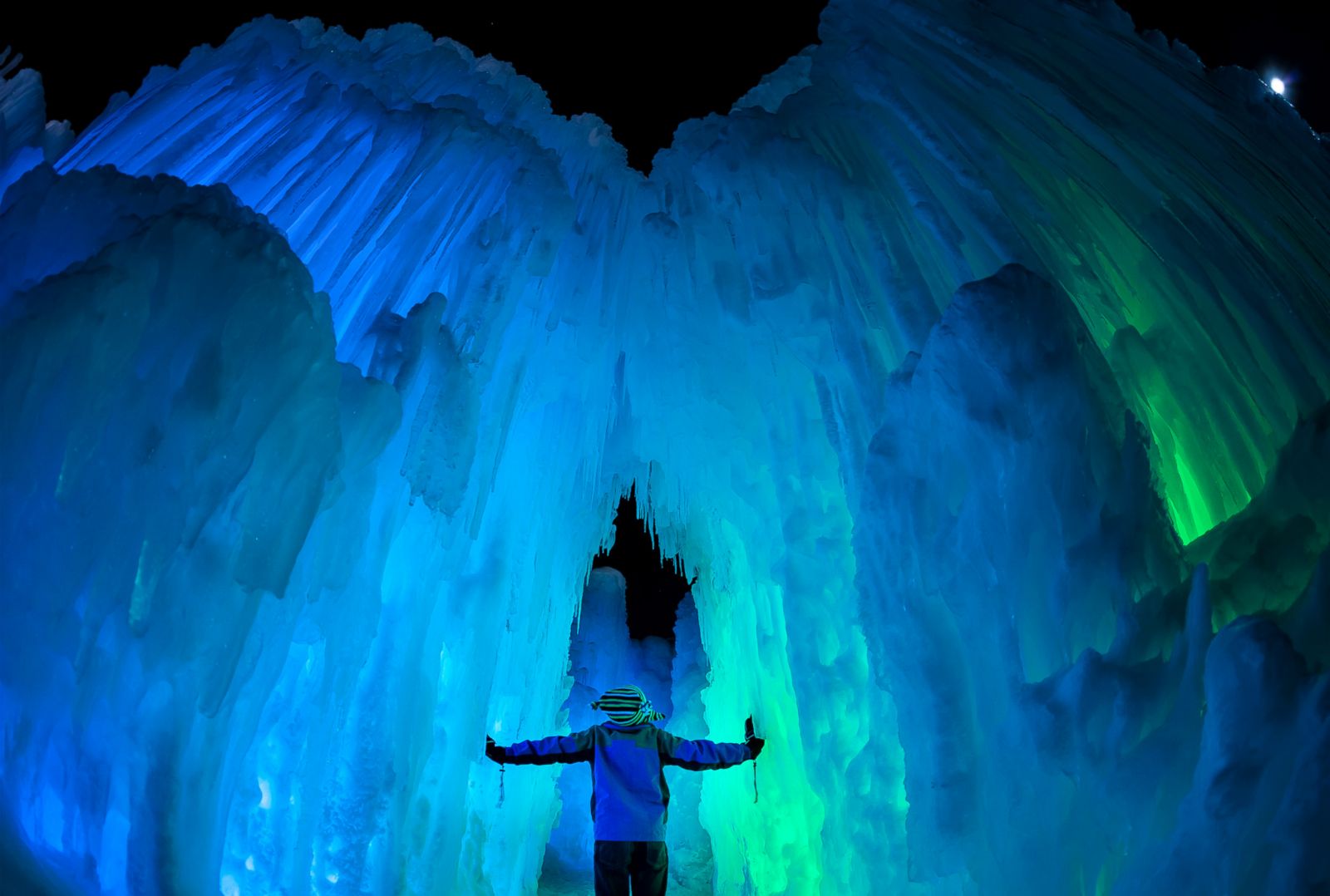 Cool Experience Ice Castles Offer Visitors Surreal Wonderland Photos