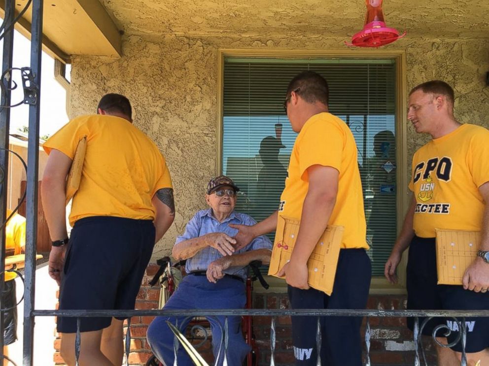 PHOTO: Tribute to WWII Veteran Goes Viral When Group Sings 'Anchors Aweigh' at His Doorstep