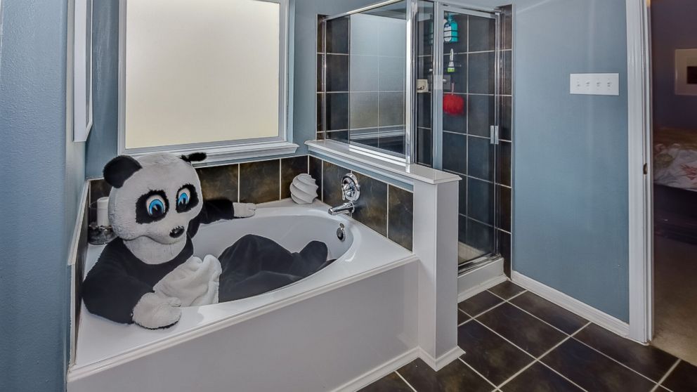 PHOTO: Realtor Dresses in Panda Costume to Help Sell Home 