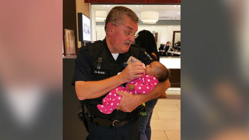 Kansas police officer Andy Black was photographed feeding a baby whose mother was recovering from a seizure.