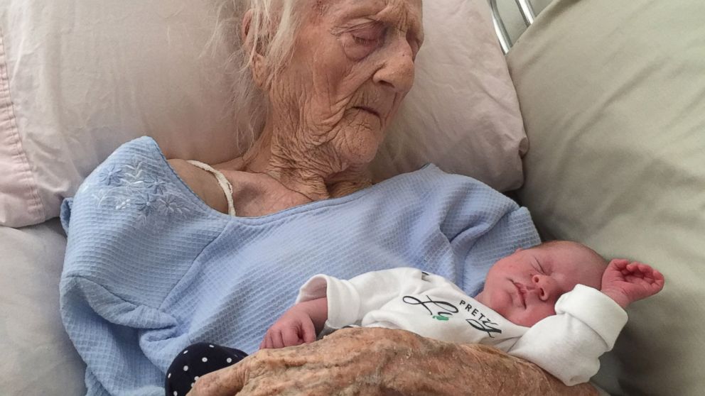 Rosa Camfield, 101, passed away on March 30, 2015 after this photo went viral online. 