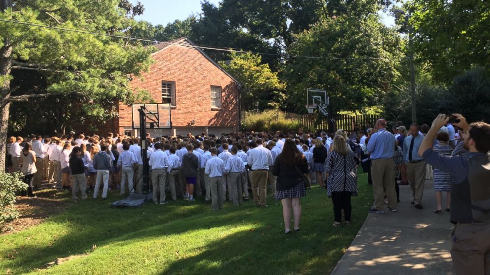 PHOTO: 400 students from Christ Presbyterian Academy in Nashville, Tennessee stood outside the home of teacher Ben Ellis, who is battling an aggressive form of cancer, Sept. 7, 2016. 