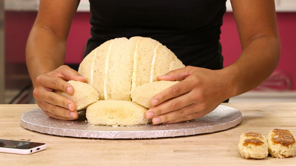 PHOTO: Pastry chef Yolanda Gampp explains the inspiration behind her Thanksgiving turkey-shaped cake.
