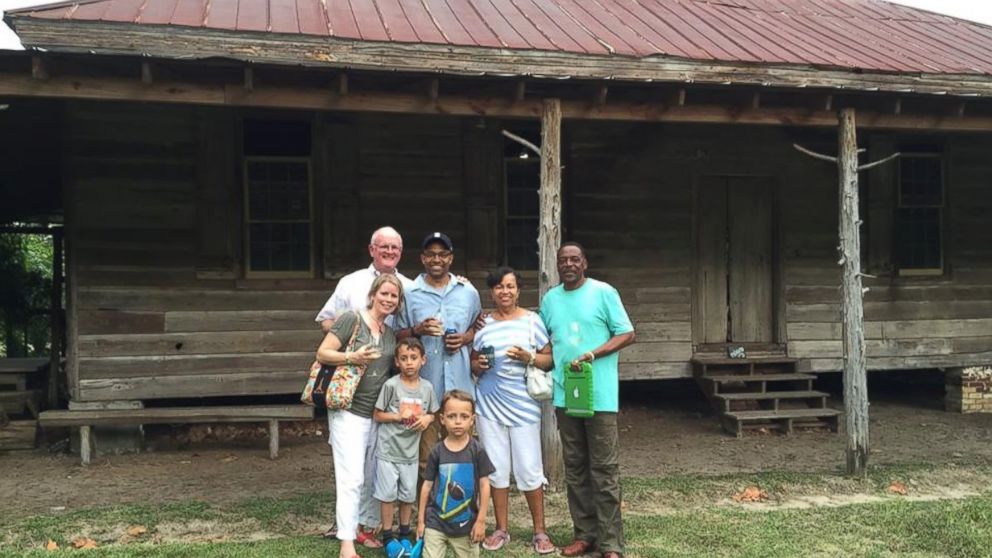 PHOTO: Slave Descendants Reunite With Plantation Owners for Heartwarming Dinner 