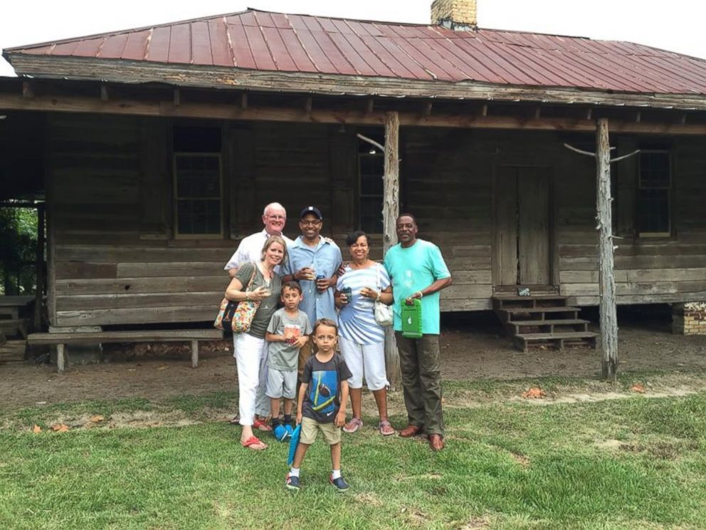 PHOTO: Slave Descendants Reunite With Plantation Owners for Heartwarming Dinner 