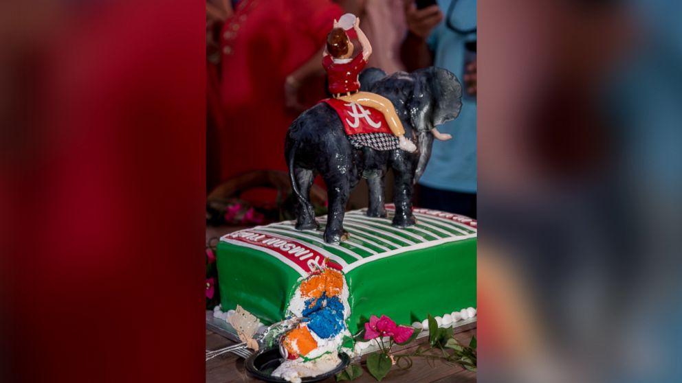 PHOTO: Amanda Sabin surprised her University of Alabama-obsessed groom with a cake in University of Florida colors.