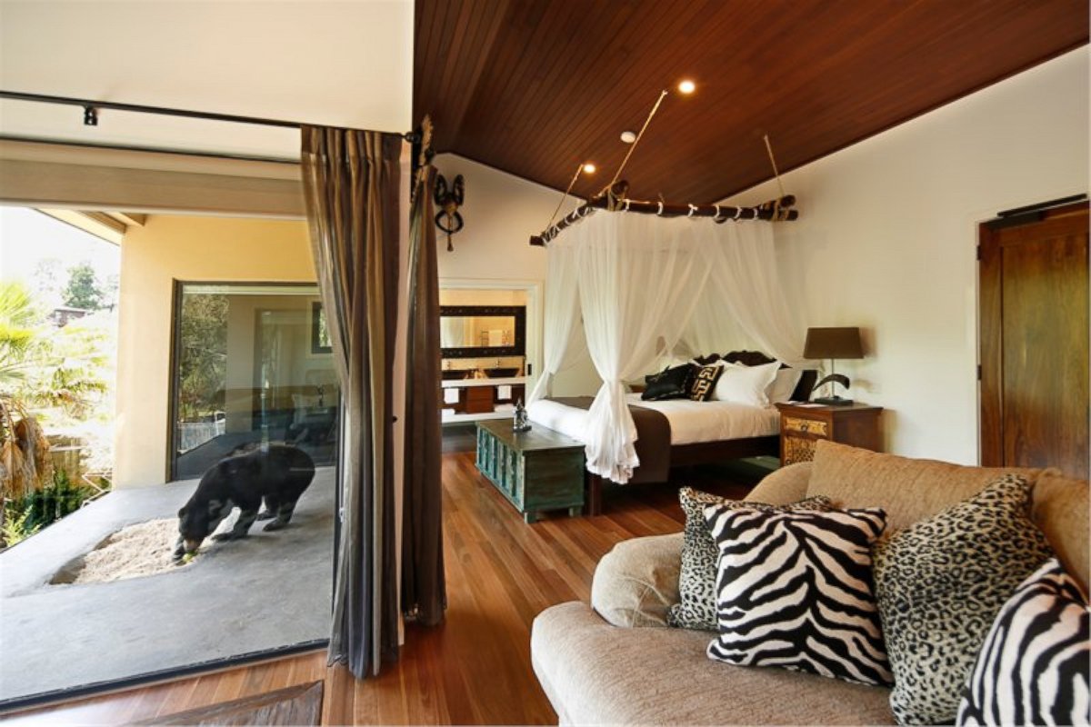 PHOTO: The Jamala Wildlife Lodge in Canberra, Australia, allows guests to stay next to zoo animals.