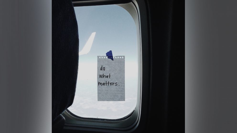 This Flight Attendant Leaves Empowering Notes For Passengers To Stumble Upon Abc News this flight attendant leaves empowering