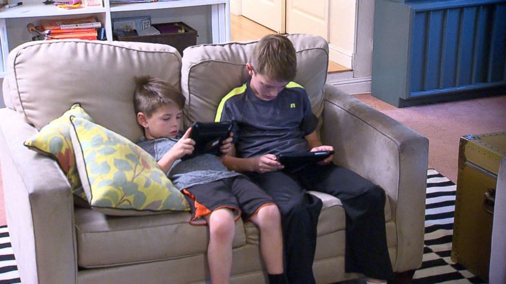 PHOTO: The Harding family regulate their own screen time for 48 hours, in Menlo Park, Calif.