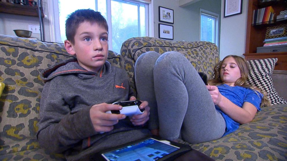 PHOTO: The Harding family let their four children regulate their own screen time for 48 hours, in Menlo Park, Calif.