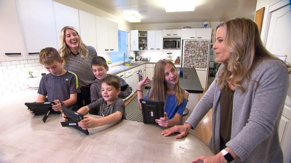 PHOTO: The Harding family of Menlo Park, California, let their four children, 6-year-old Cooper, 9-year-old Spencer, 11-year-old twins Jackson and Kaitlyn, regulate their own screen time for 48 hours.