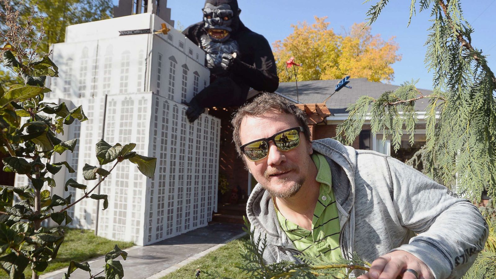 Man builds massive King Kong display in yard for Halloween - ABC News