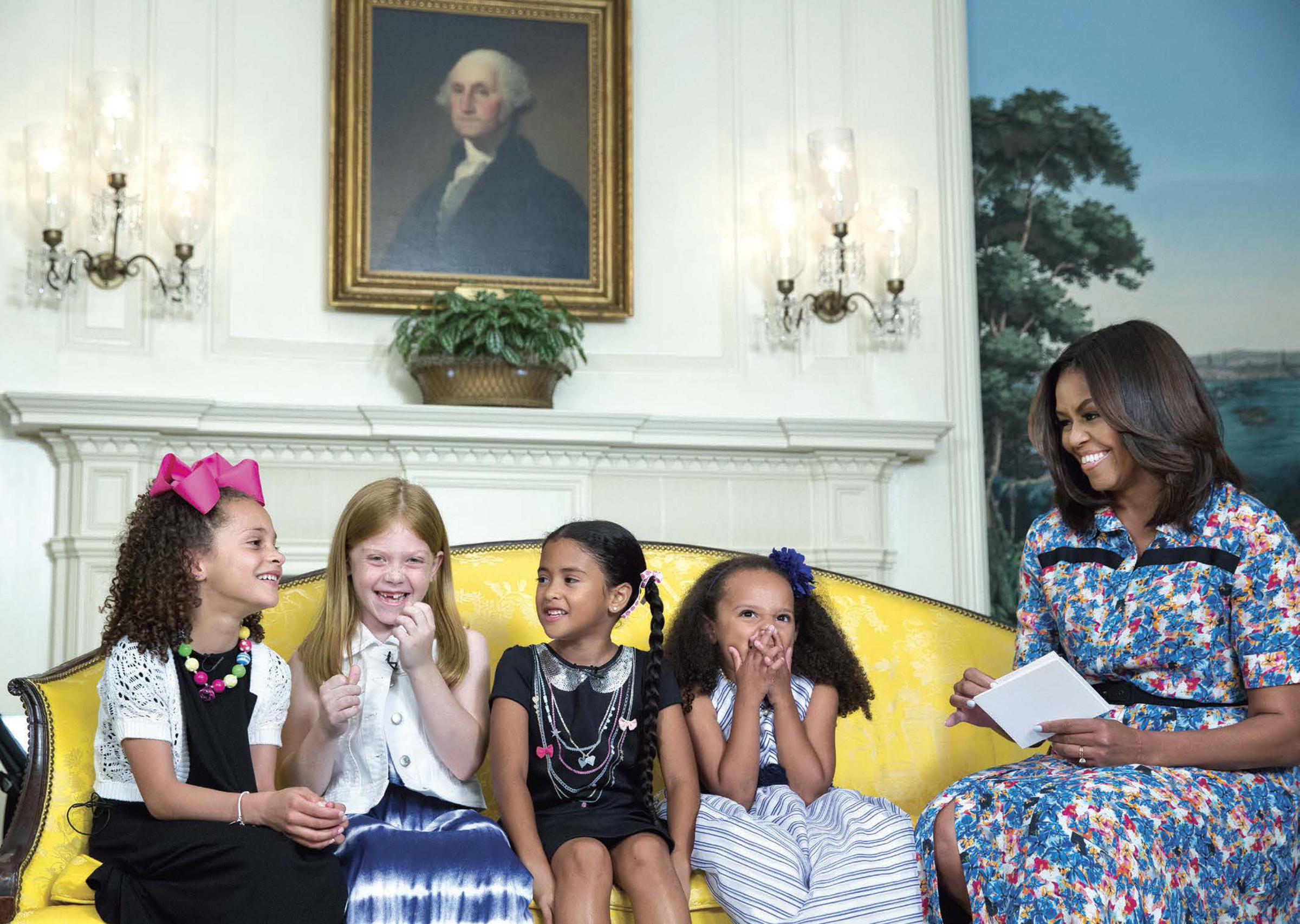 PHOTO: Michelle Obama received travel advice from girls during a taping for Cosmopolitan in the Diplomatic Reception Room, June 22, 2016.