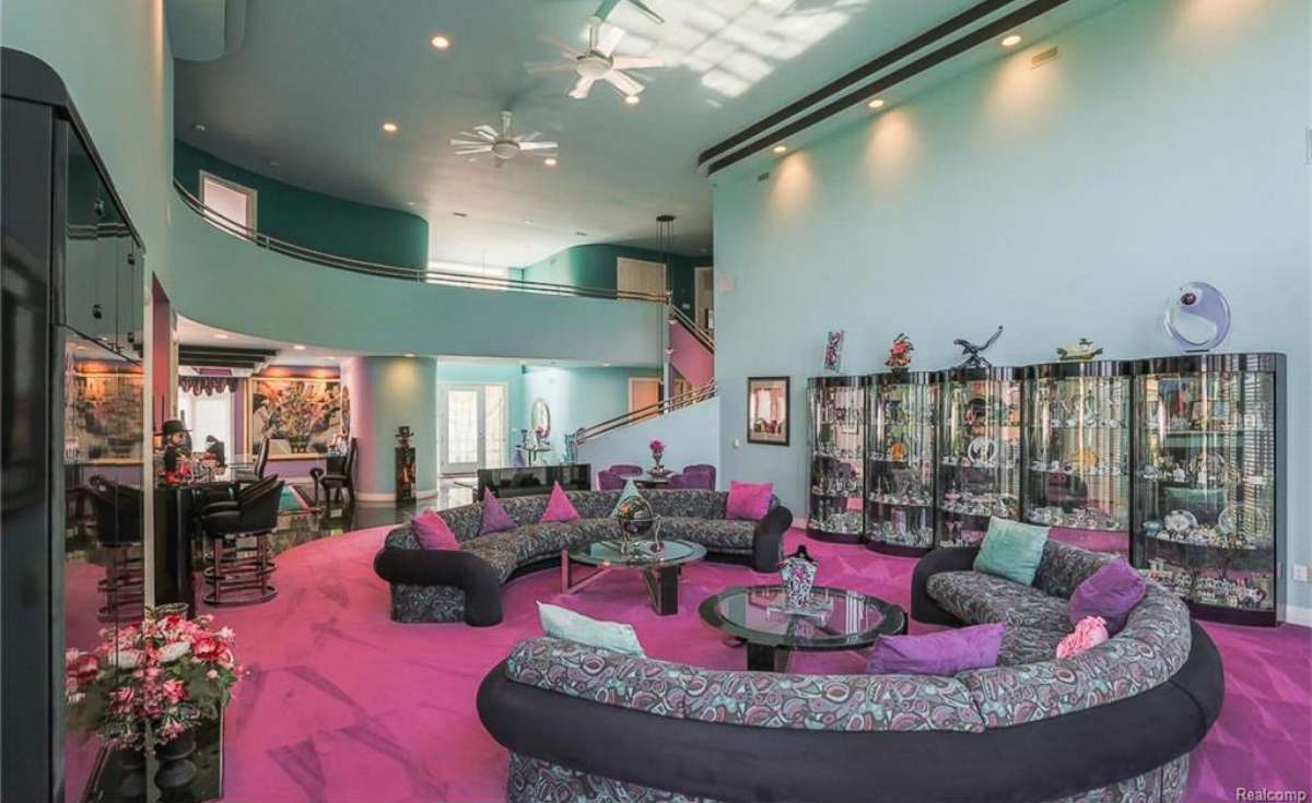 PHOTO: A six-bedroom, 7,252-square-foot home is listed for approximately $800,000 in Waterford, Michigan, featuring 1990s decor and pink, purple and turquoise color schemes throughout.