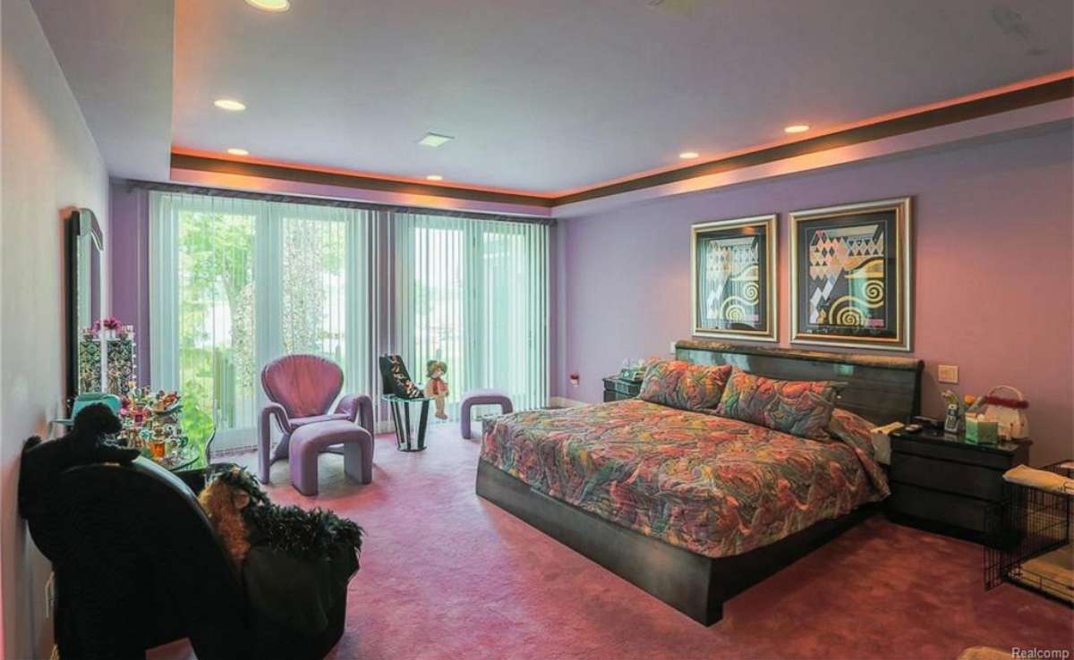 PHOTO: A six-bedroom, 7,252-square-foot home is listed for approximately $800,000 in Waterford, Michigan, featuring 1990s decor and pink, purple and turquoise color schemes throughout.