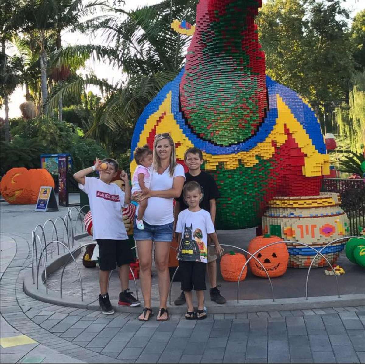 PHOTO: Shannon Geise, 31, of Phoenix, Arizona, seen with four of five of her children, Devon, 11, Dominik, 9, Damen, 5 and Olivia, 1 year.