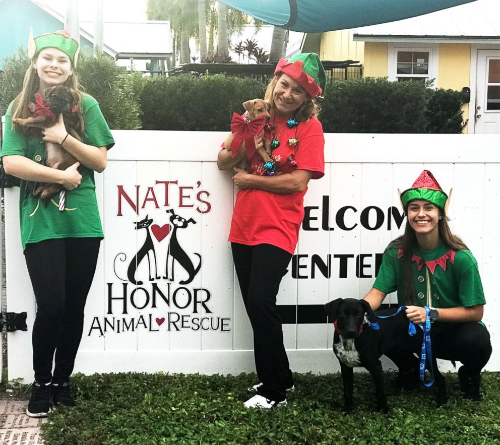 PHOTO: Nate’s Honor Animal Rescue elves deliver adopted pets on Christmas in Florida.
