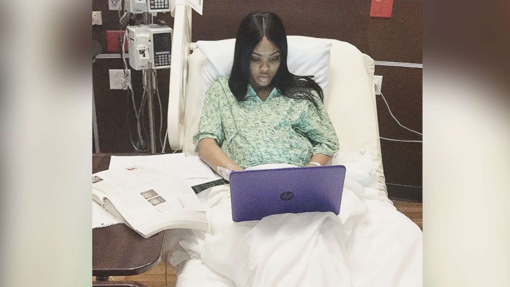 PHOTO: Nayzia Thomas, who was in labor on Dec. 11, 2017, worked on her final exam for a class at Johnson County Community College in Overland Park, Kan.