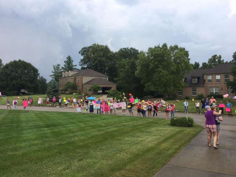 PHOTO: Amy Kleiner was surprised by her best friend, Tera Kiser, with a neighborhood parade to celebrate her last chemo treatment. 