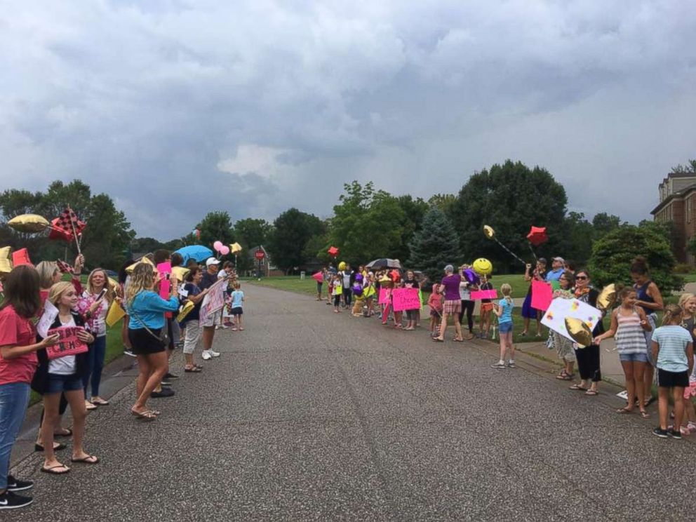 PHOTO: Amy Kleiner was surprised by her best friend, Tera Kiser, with a neighborhood parade to celebrate her last chemo treatment. 