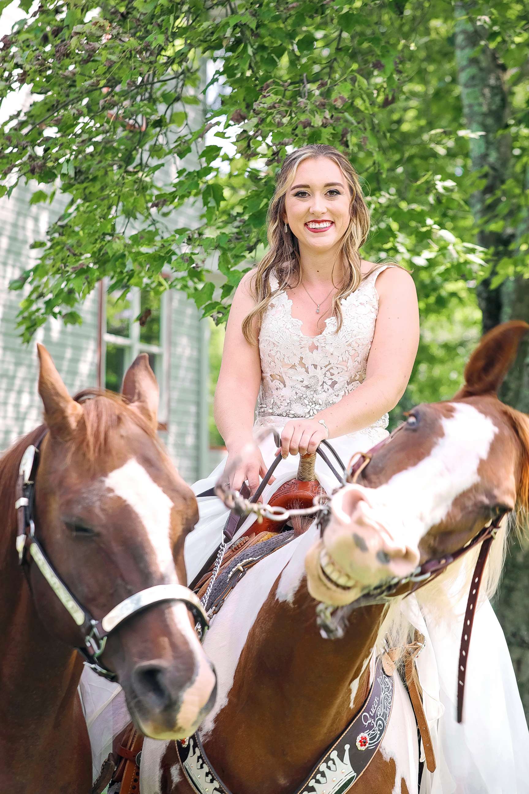 PHOTO: Patti Womer of Pennsylvania was in the midst of her wedding day photo shoot when her horse, Cricket, "smiled" for photographer Tony Bendele in Pennsylvania on Sept. 9, 2017. 
