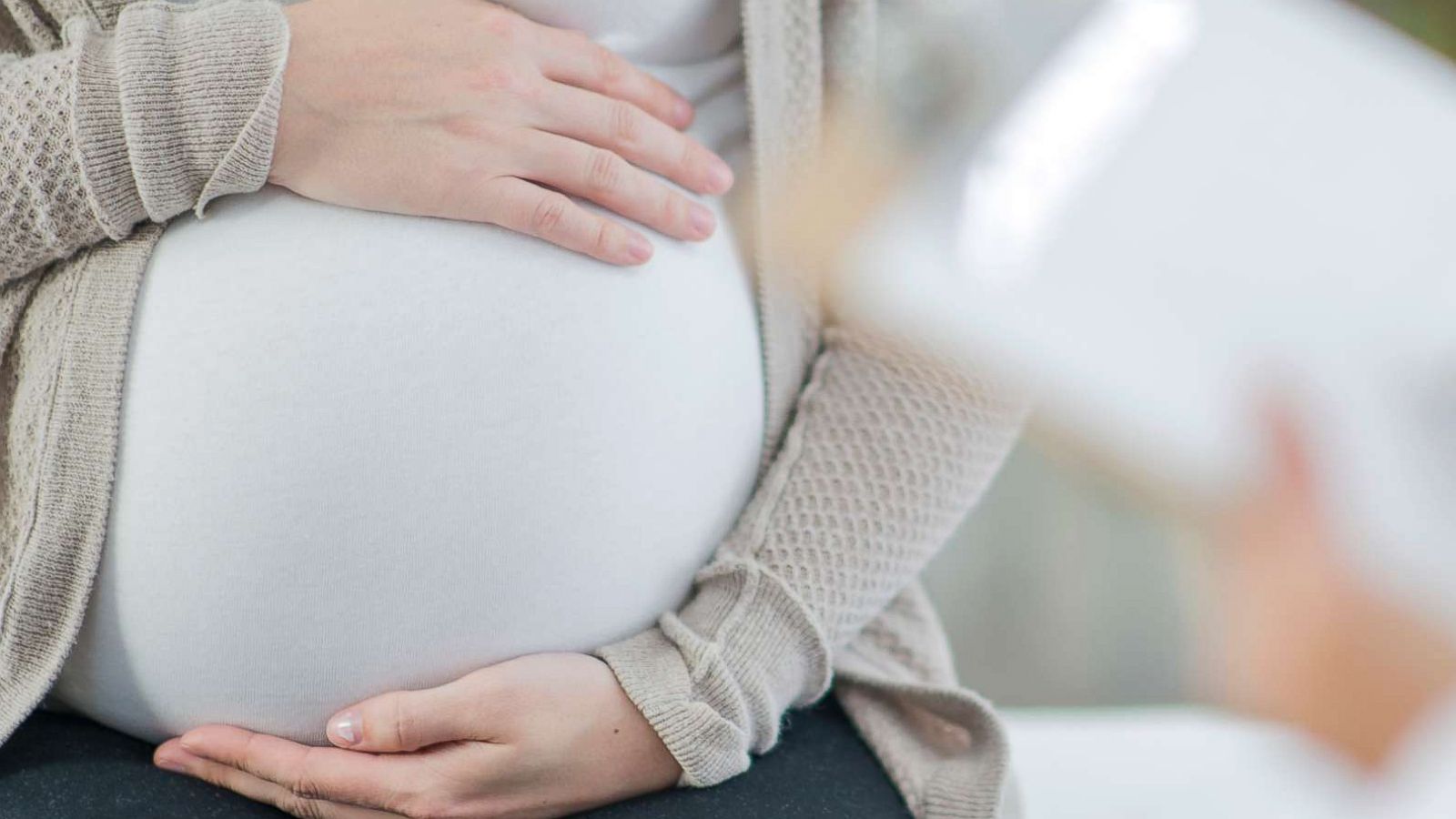 PHOTO: A pregnant woman in a doctor's office.