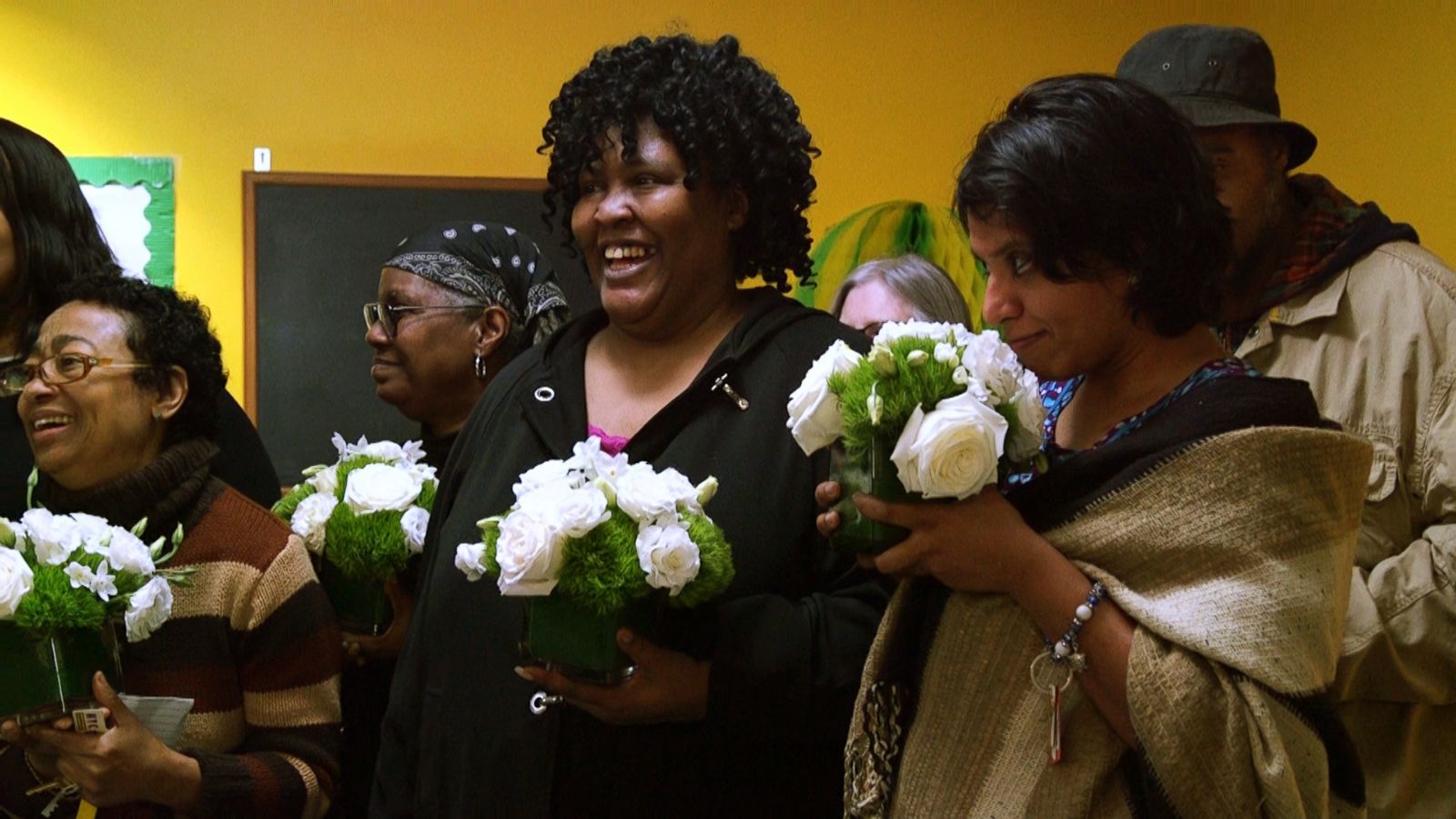 PHOTO: New York residents react after receiving flowers donated by Repeat Roses in March 2018.
