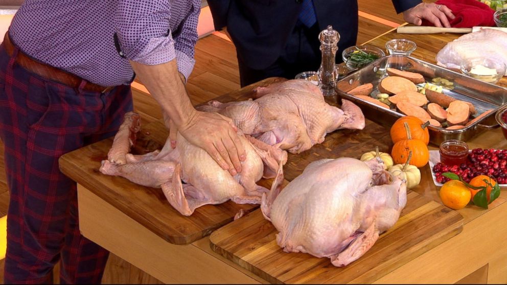 PHOTO: Rocco DiSpirito demonstrates a cooking method called spatchcocking on a turkey, which cuts down on cooking time and help cook the bird evenly, on "Good Morning America," Nov. 23, 2017.