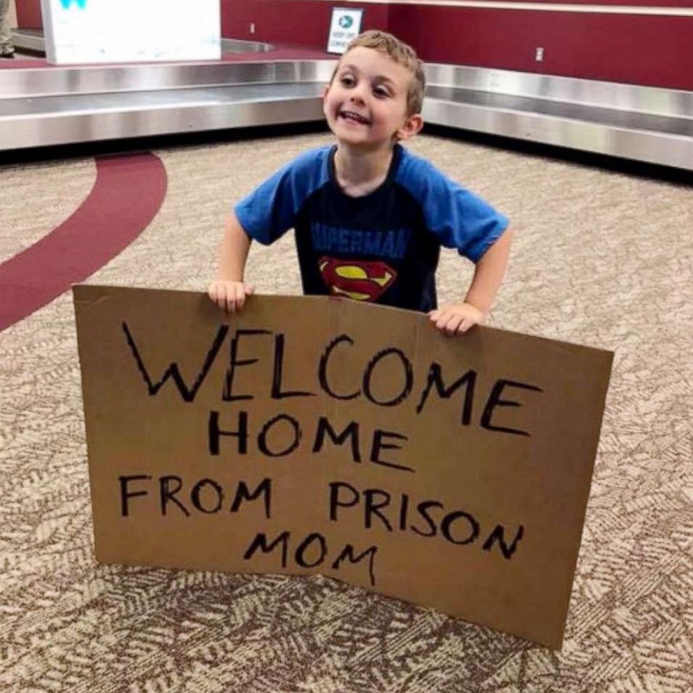 VIDEO: 4-year-old welcomes mom home at airport with hilarious sign