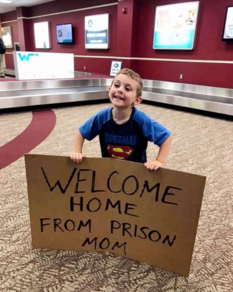 PHOTO: Daimen Nielsen, 4, greeted his mom Barbara Nielsen at Fort Smith Regional Airport in Arkansas with a sign that read, "Welcome Home From Prison Mom."