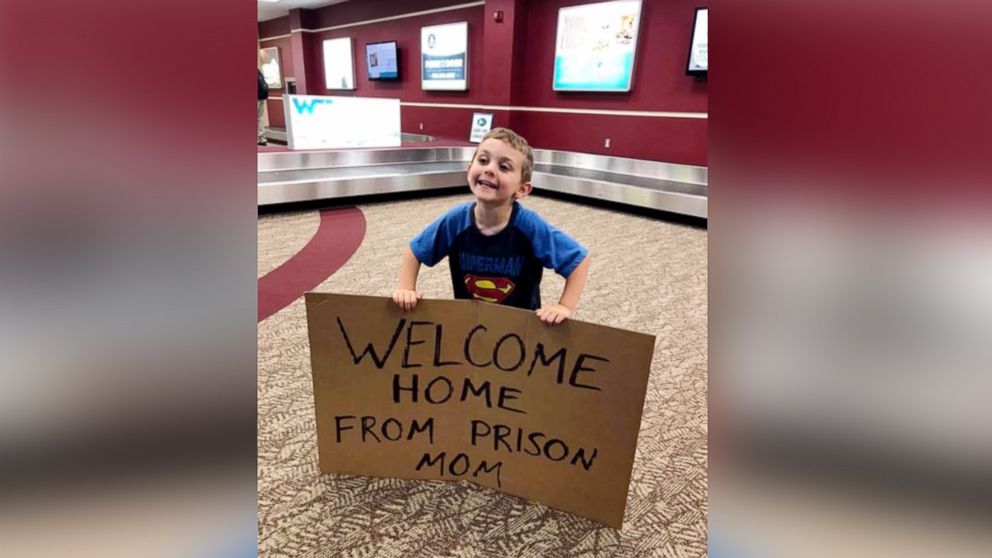 PHOTO: Daimen Nielsen, 4, greeted his mom Barbara Nielsen at Fort Smith Regional Airport in Arkansas with a sign that read, "Welcome Home From Prison Mom."