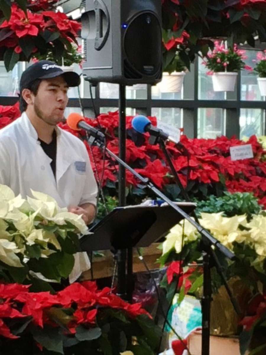 PHOTO: Gilly Assuncao, originally from Brazil, stopped customers in their tracks at Russo's Farmers Market in Watertown, Massachusetts, with his beautiful rendition of "O Holy Night."