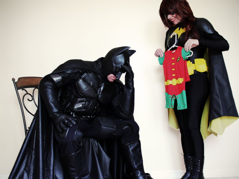 Batman-loving couple gets creative with super hero-themed pregnancy  announcement - ABC News