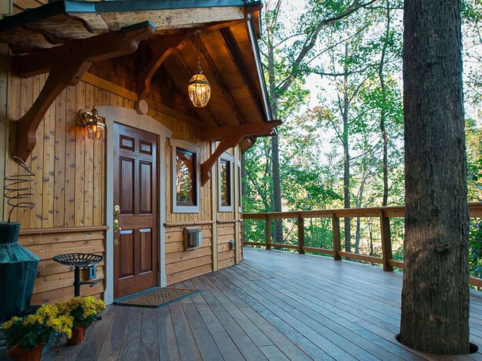 PHOTO: This charming 650 square foot tree house in Asheville, North Carolina features a breathtaking view of the mountains.