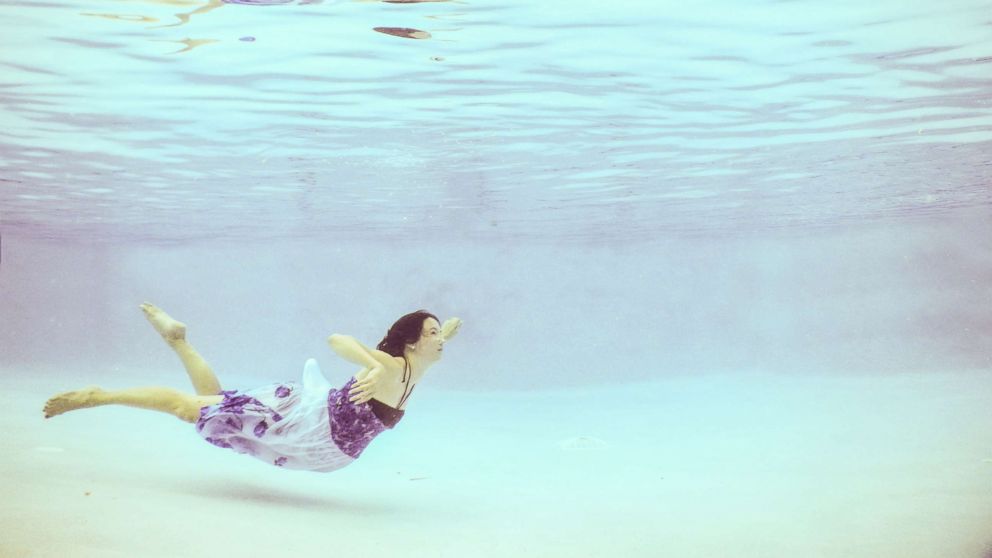 Pregnant Woman Becomes Beautiful Mermaid In Underwater Photo Shoot