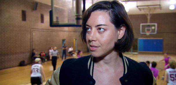 Aubrey Plaza And The Pistol Shrimps Meet The Basketball Team Made Up Of Actresses Writers Comedians Models Abc News