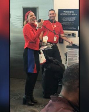 VIDEO: Southwest flight attendant sings 'I'll Be Home For Christmas' to airport travelers