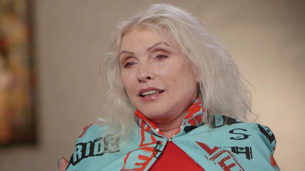 Debbie Harry, a líder do Blondie, anuncia sua autobiografia 