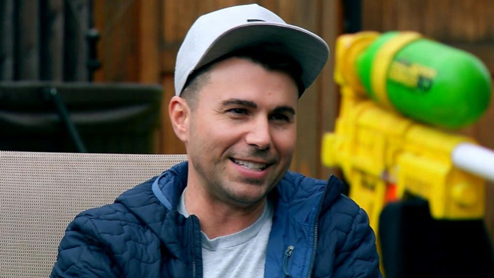 Mark Rober. Mark Rober ЮТУБЕР. Ведущий в шапке ютуб наука.