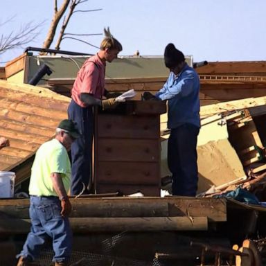 VIDEO: Residents of Dawson Spring, Kentucky, try to salvage homes reduced to rubble