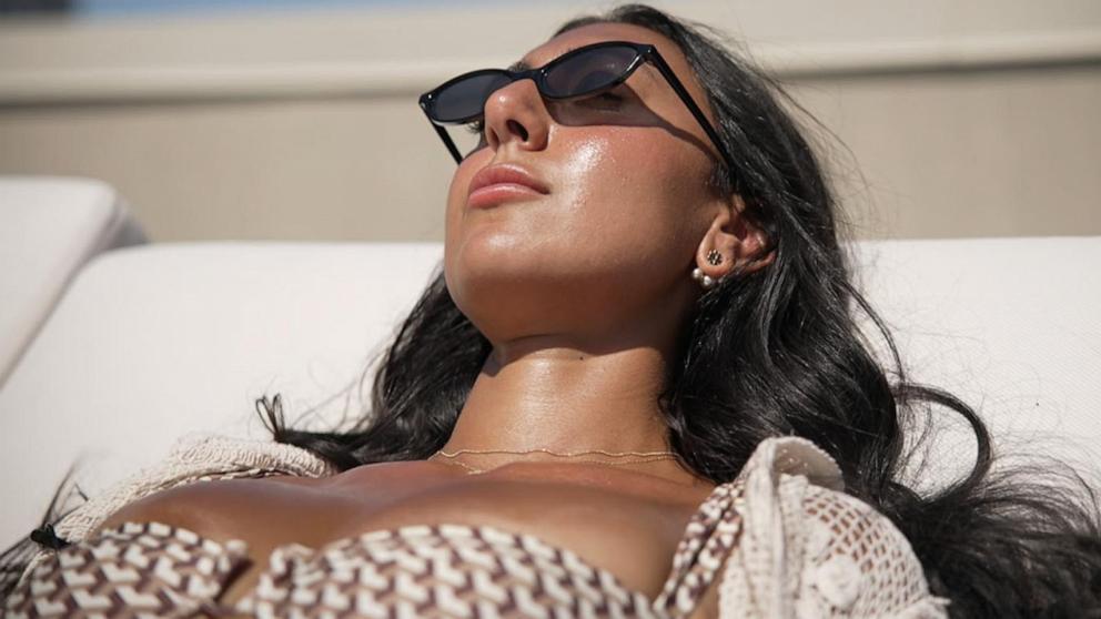 VIDEO: 'Tanmaxxing': the new trend where young people soak up the strongest UV rays 