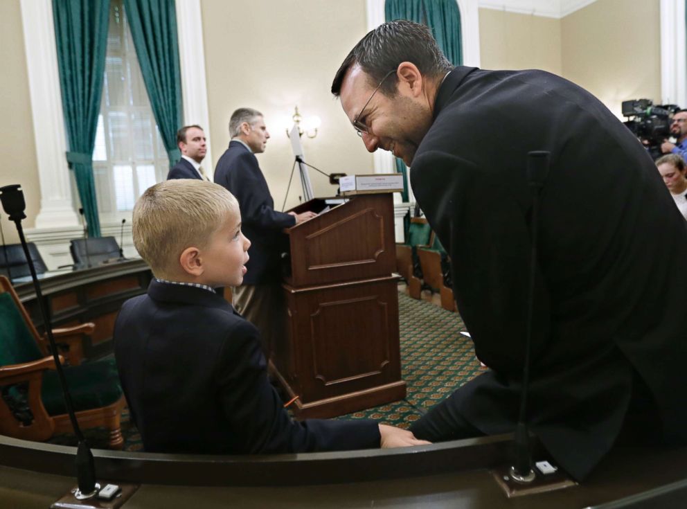 PHOTO: Leukemia survivor Rhett Krawitt, 7, talks with Sen. Ben Allen, who is the co-author of measure requiring nearly all California school children to be vaccinated, at a news conference at the Capitol in Sacramento, June 24, 2015.