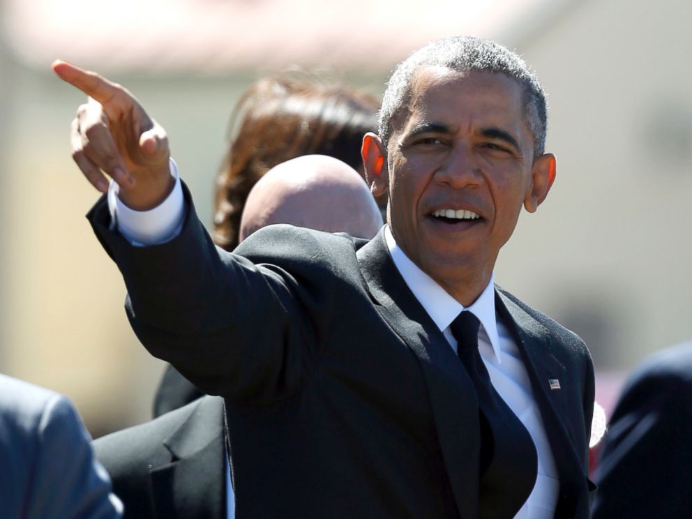 PHOTO: President Barack Obama points to visitors as they walk toward Marine One Saturday, March 7, 2015, in Montgomery, Ala.