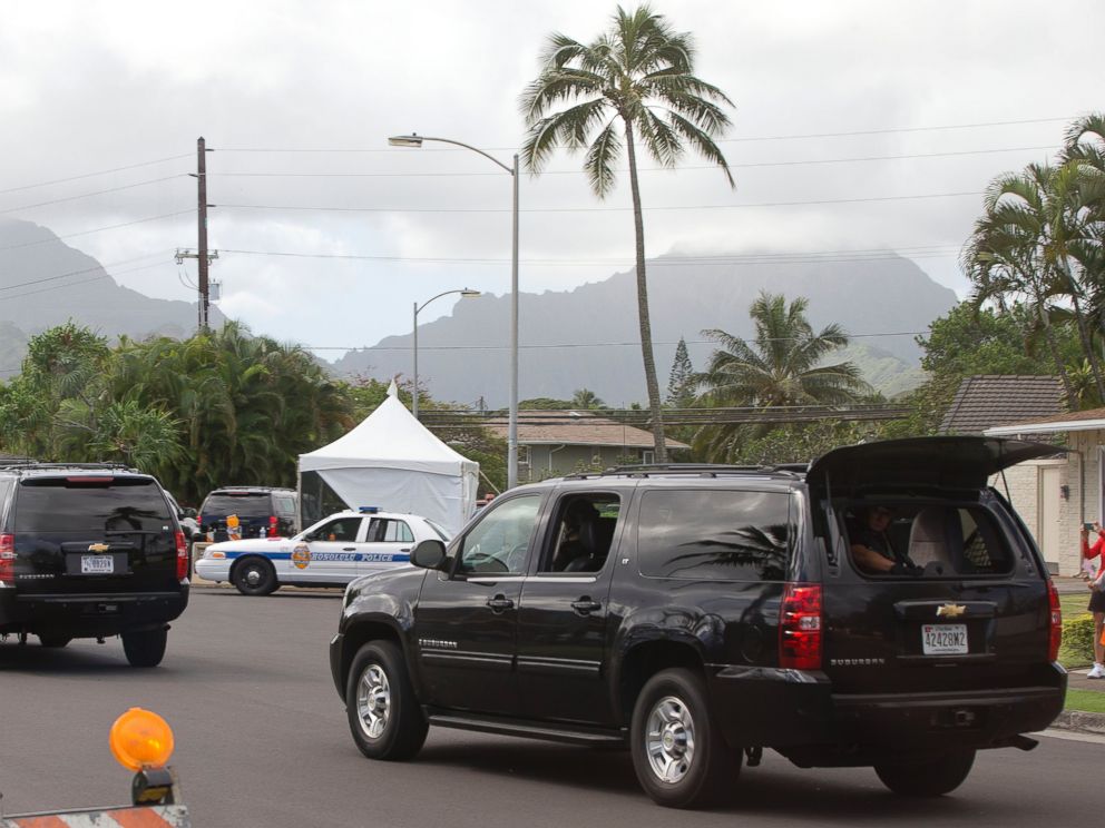 PHOTO: The motorcade carrying President Barack Obama to play golf at Marine Corps Base Hawaii passes a waving child in Kailua, Hawaii, Dec. 20, 2014.
