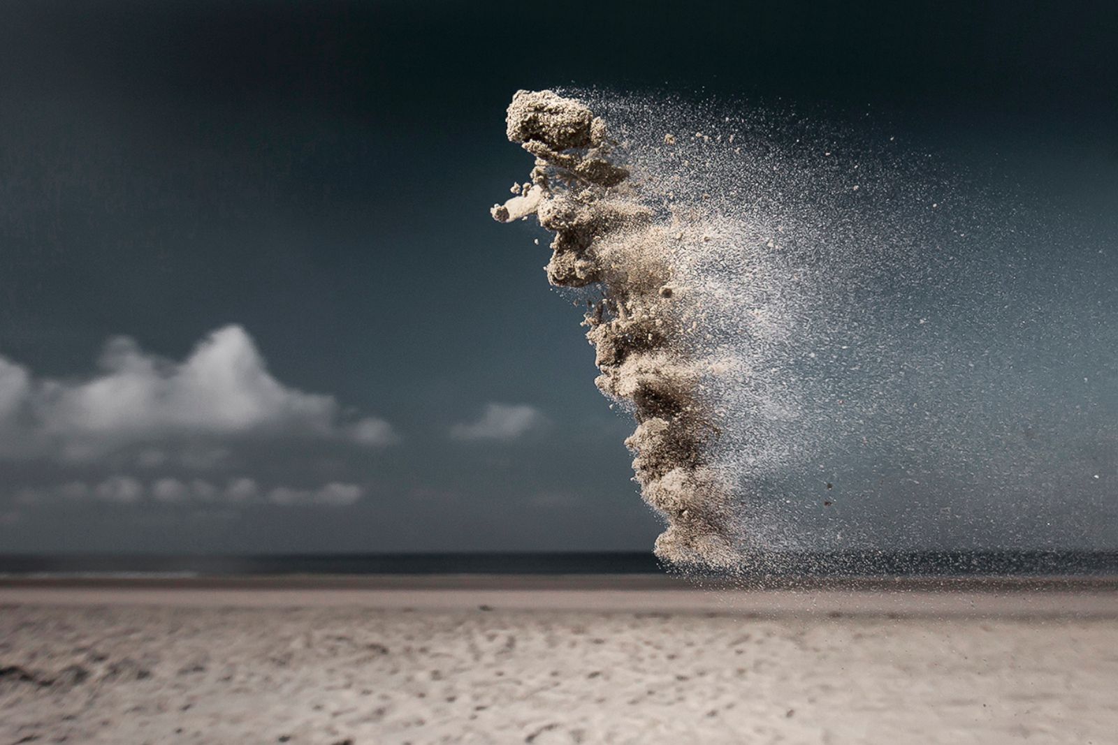 Вода ветер пыль. Песок ветер. Брызги песка. Пыль. Песок в воздухе.