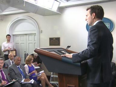 Intern Faints During White House Press Briefing