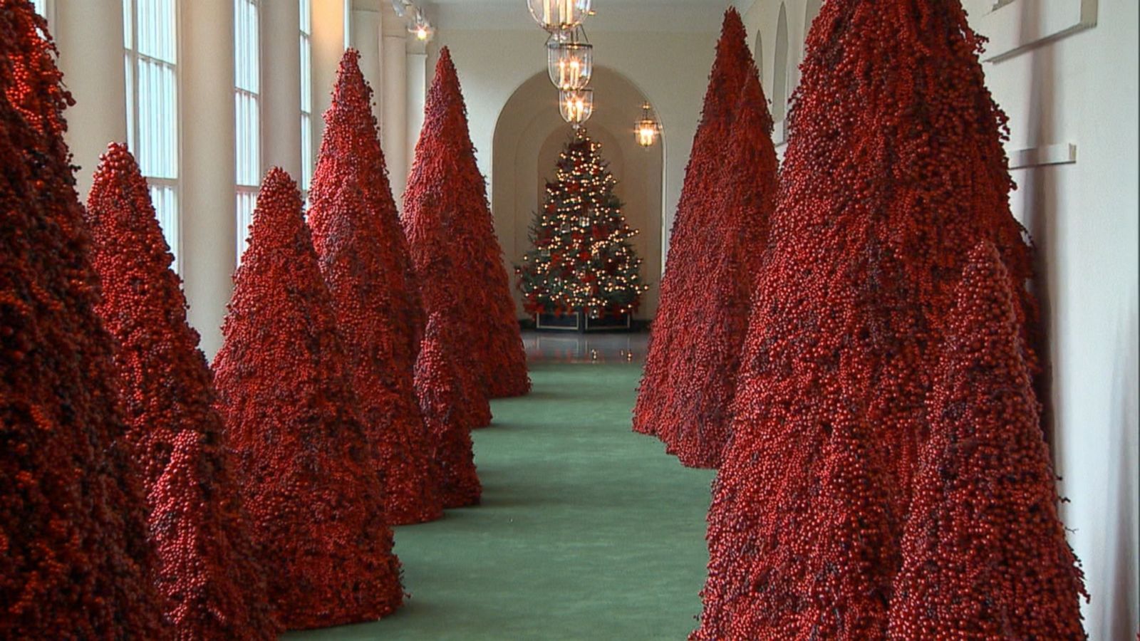 First Lady Melania Trump Unveils 2018 White House Christmas Decorations Good Morning America 2940