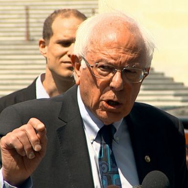 PHOTO: Bernie Sanders unveils plan to cancel all student loan debt